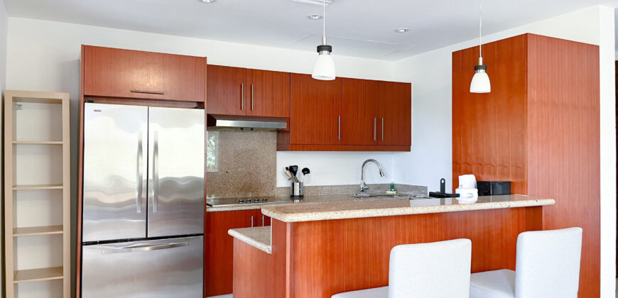 Porto Cupecoy, Luxury 2-Bedroom Condo with a View of the Sea