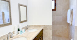 Porto Cupecoy, Luxury 2-Bedroom Condo with a View of the Sea