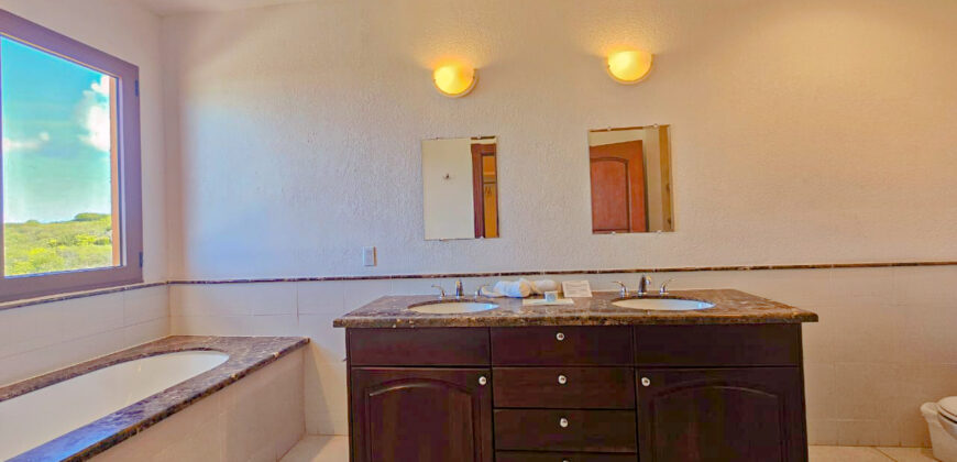 Elegant 3-Bedroom Condo with Panoramic Vistas